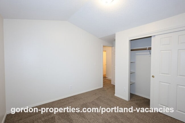 Building Photo - SE 73rd Ave - 3 bedroom townhouse in Mt Scott-Arleta neighborhood