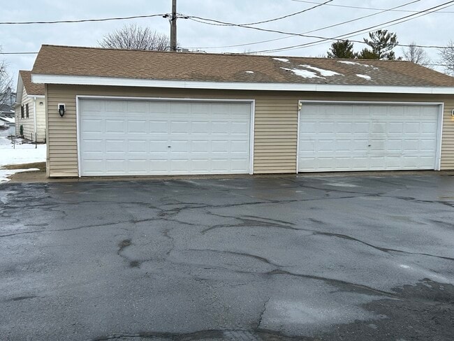 Building Photo - 350 1st Ct