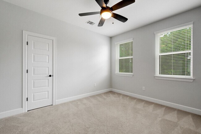 Building Photo - North Loop Area Gem!!!