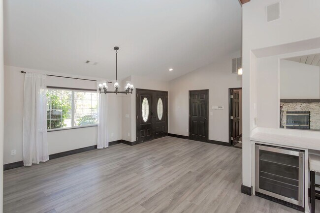Building Photo - RANCH STYLE POOL HOME ON 2+ ACRES IN THE H...