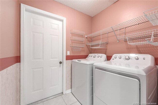 Building Photo - 376 NW Canna Way