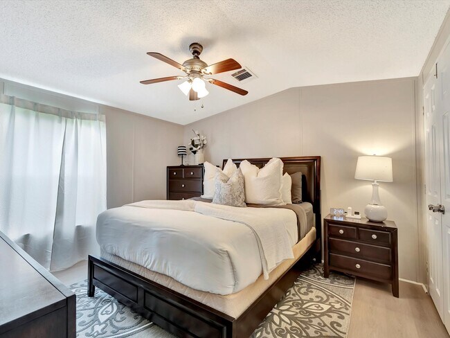 Building Photo - 506 Main St