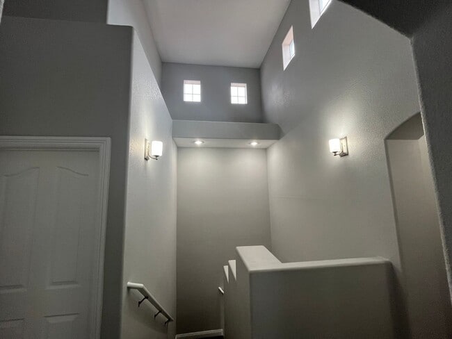 Building Photo - Beautiful 3 bedroom home