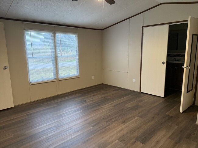 Building Photo - 200 Royalwood St