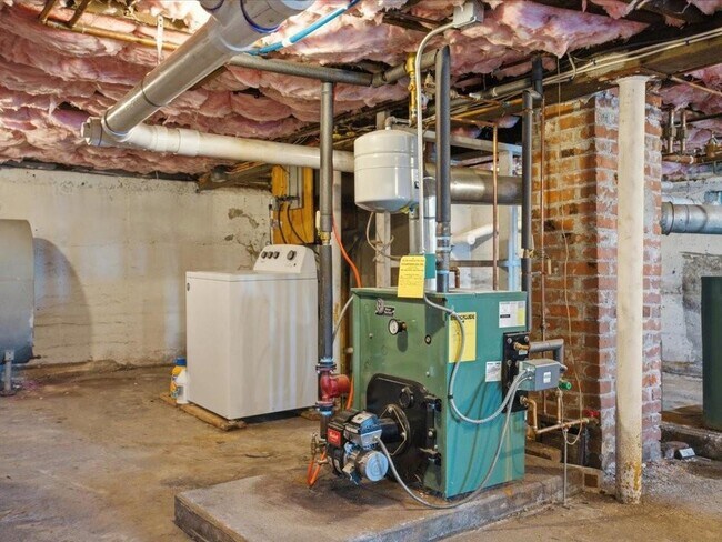 Building Photo - 38 Aquidneck Ave