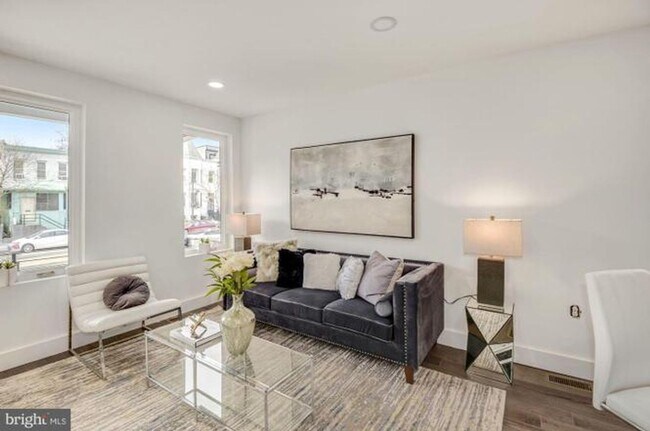 Building Photo - Columbia Heights 2BR 2BA w/Parking & Private Patio Garden