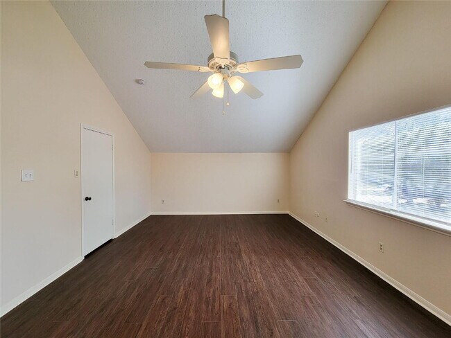 Building Photo - "Charming 3-Bed, 2-Bath Gem in Missouri City - Your Ideal Home Awaits!"