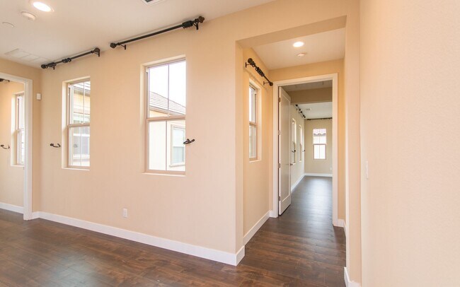 Building Photo - Spacious Home in Great Olde Carlsbad Locat...
