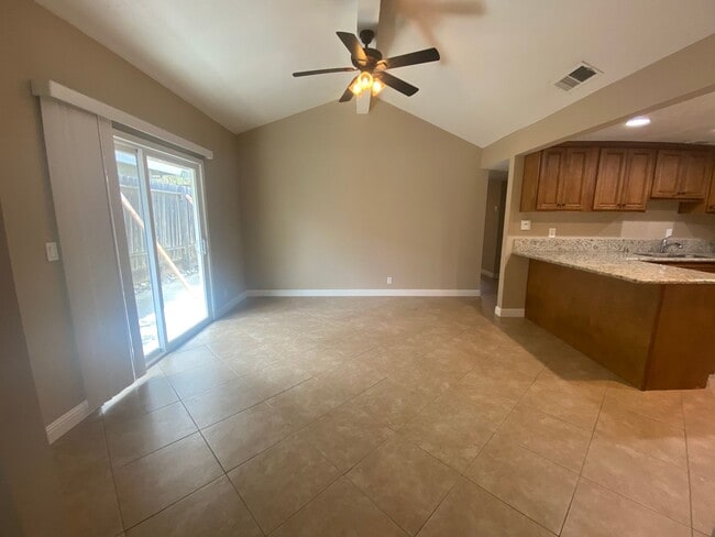 Building Photo - 2 Bedroom 2 Bathroom Updated Duplex with Y...