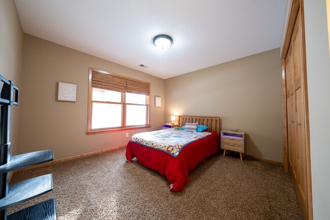 Building Photo - 572 Danube Ave