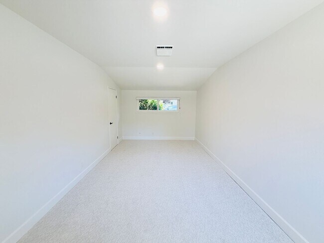 Building Photo - Corner lot 4-bedroom, 3-bathroom, 2,100 sq. ft. ranch-style home.  Great Location!