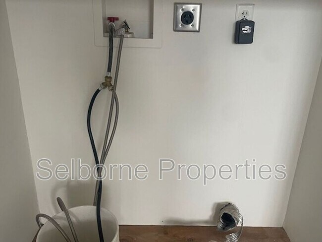 Building Photo - 1424 E 20th St