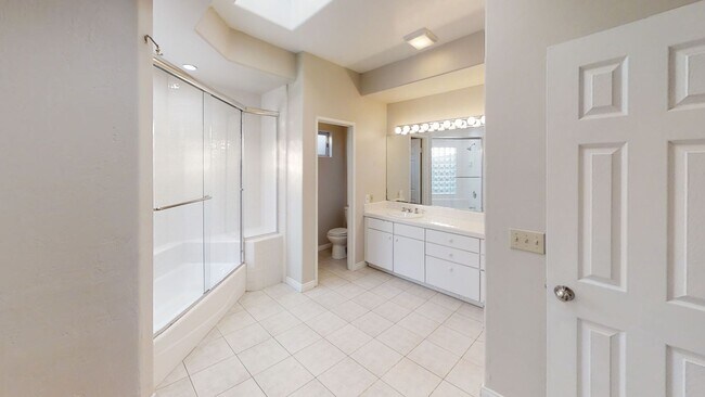 Building Photo - 6BD/3BA on Dorothy Dr!!