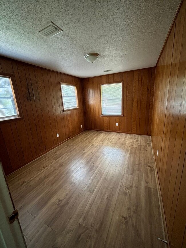 Building Photo - FOR RENT 3 Bed 2 bath home