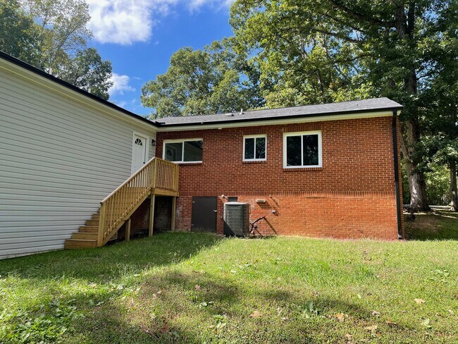 Building Photo - NEWLY REMODLED 3 BED, 2 BATH BRICK HOME LOCATED IN ASHEBORO! $1,750 RENT $1,750 DEPOSIT