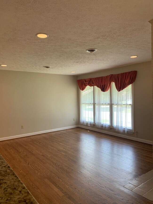 Building Photo - 924 McBryde Ln