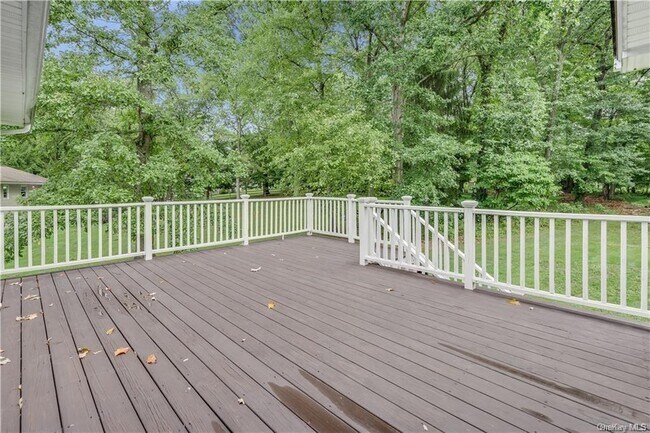 Building Photo - 8 Montfort Woods Rd