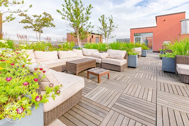 Building Photo - 21 Monitor St