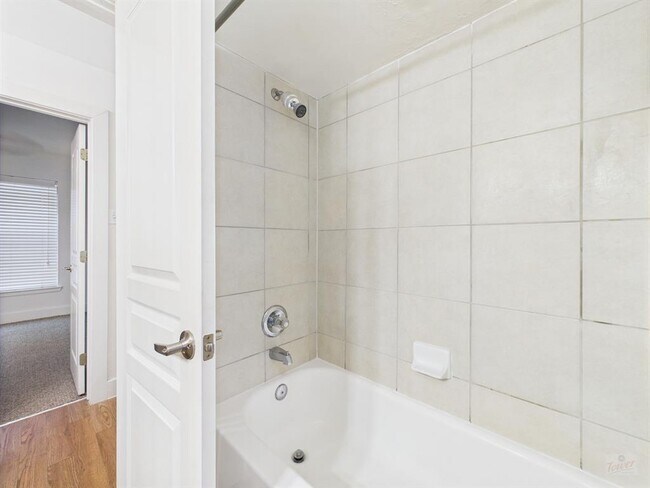 Building Photo - 711 W 32nd St