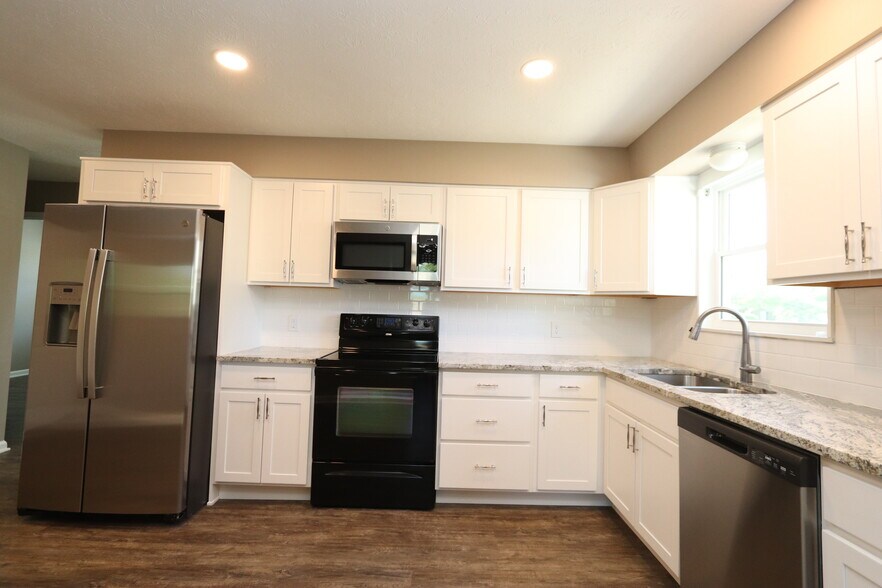 Building Photo - 6810 Village Green Blvd