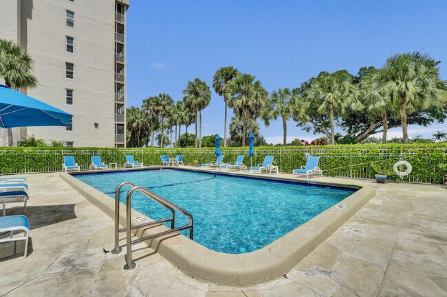 Building Photo - 200 Jacaranda Country Club Dr