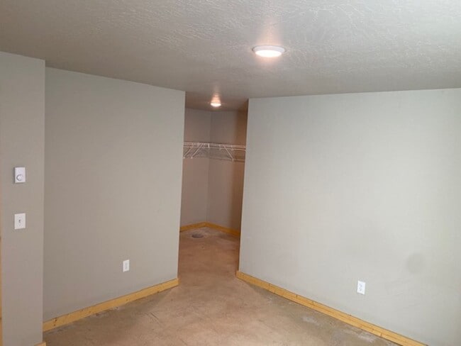 Building Photo - Newer Build - Immaculate 4-5 bed 3.5 Bath Townhouse