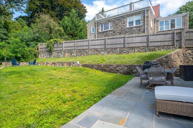 Building Photo - Beautifully Renovated 4 Bedroom 2.5 Bathroom Colonial