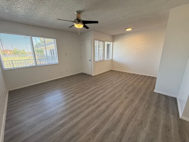 Building Photo - MOVE IN SPECIAL