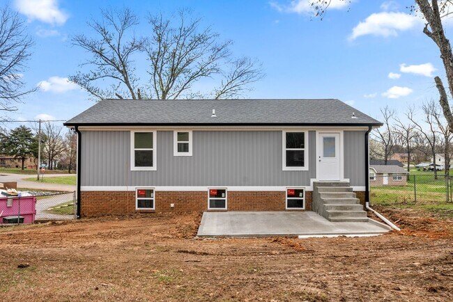 Building Photo - Newly Renovated 3 Bedroom Pet Friendly Hom...
