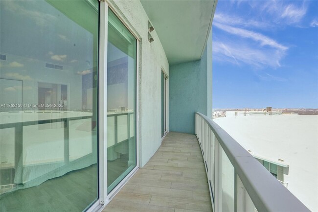 Building Photo - 1900 N Bayshore Dr