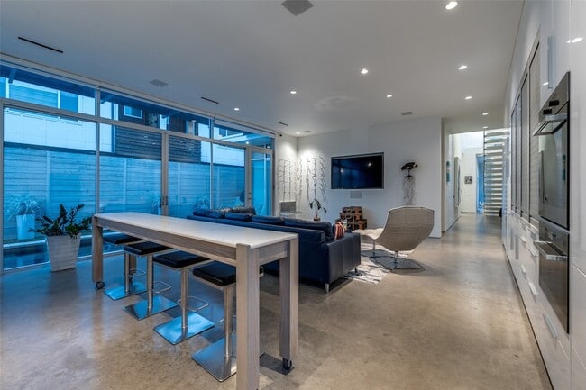 Building Photo - 2300 N Carroll Ave