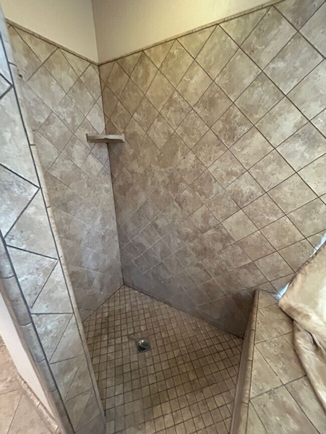 Building Photo - SW 3 Bedroom 2 Bath home with Pool. Yard Care Included.