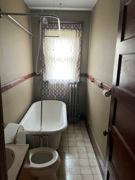 Bathroom W/Clawfoot Tub - 105 Parker St