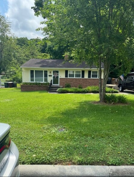 Primary Photo - 405 Crestwood Dr