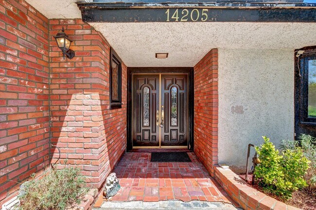 Building Photo - 5-Bedroom Home in Desirable Friendly Hills...