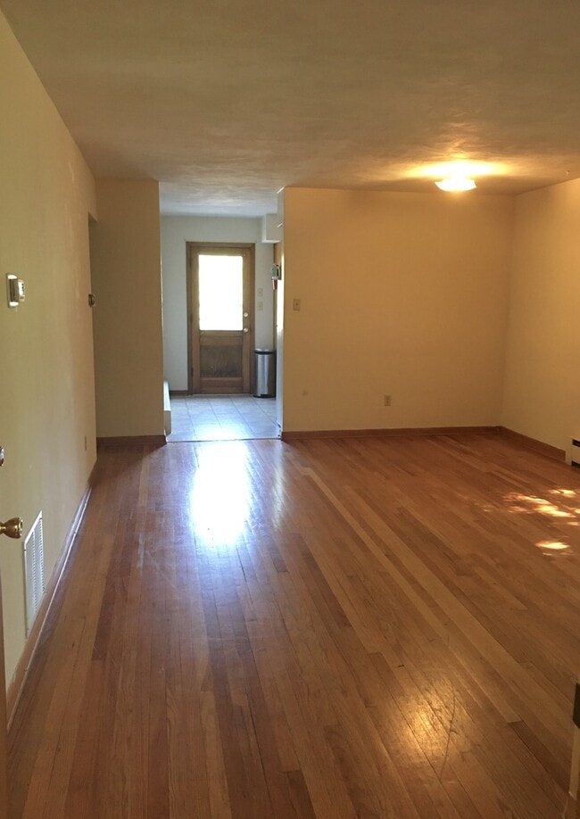 Building Photo - Very Unique 2 Bedroom Apartment off University Avenue!