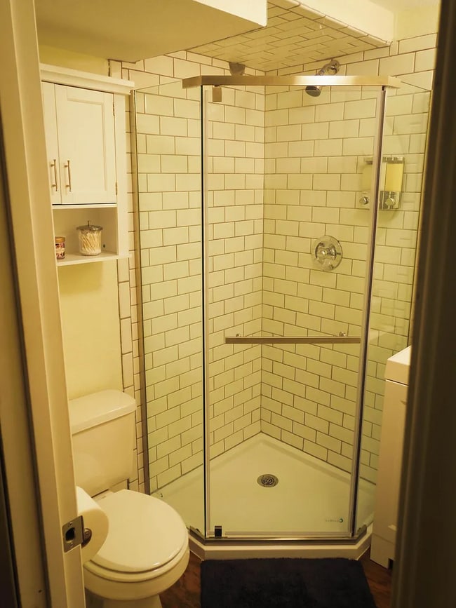 downstairs bathroom - 4038 Kalamath St