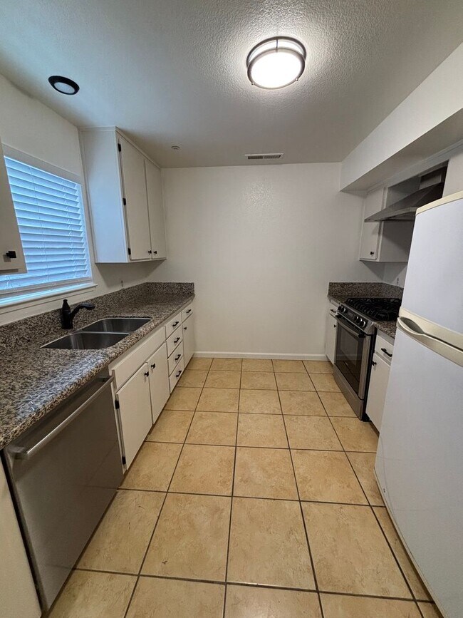 Building Photo - Beautiful 3 Bedroom, 1.5 Bath Townhome Available now!