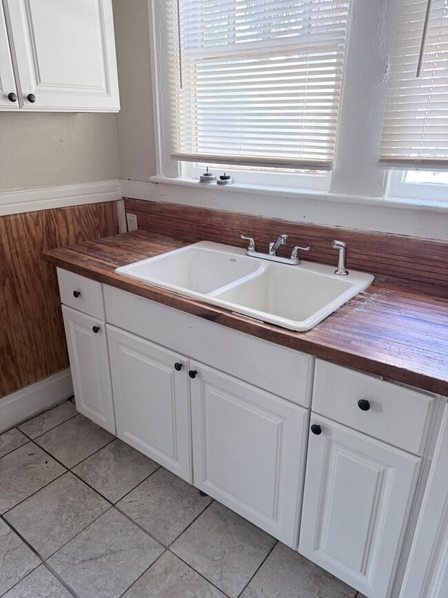 Building Photo - 3 Bed 1 Bath For Rent