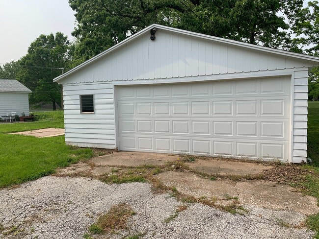 Building Photo - 3435-3435 Valley Dr