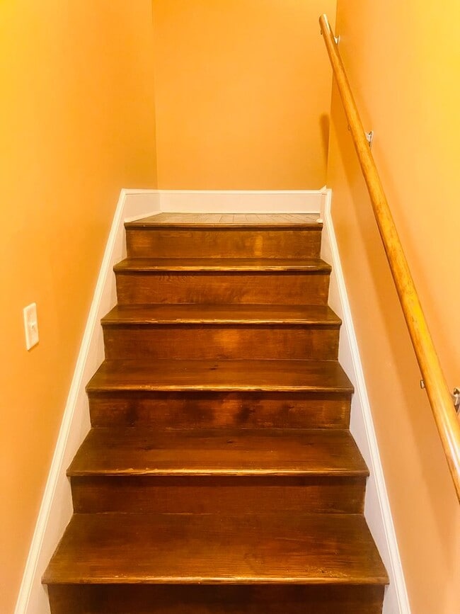 Building Photo - Tucked Away 3 Bedroom Gem on Private Road ...