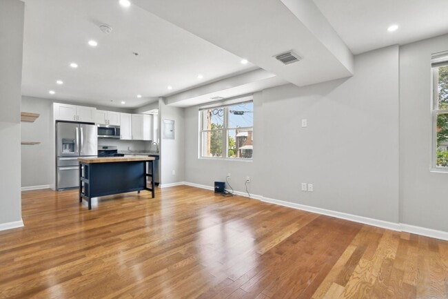 Building Photo - Available Now! 2 Level, 2 Bedroom Condo in Hill East!