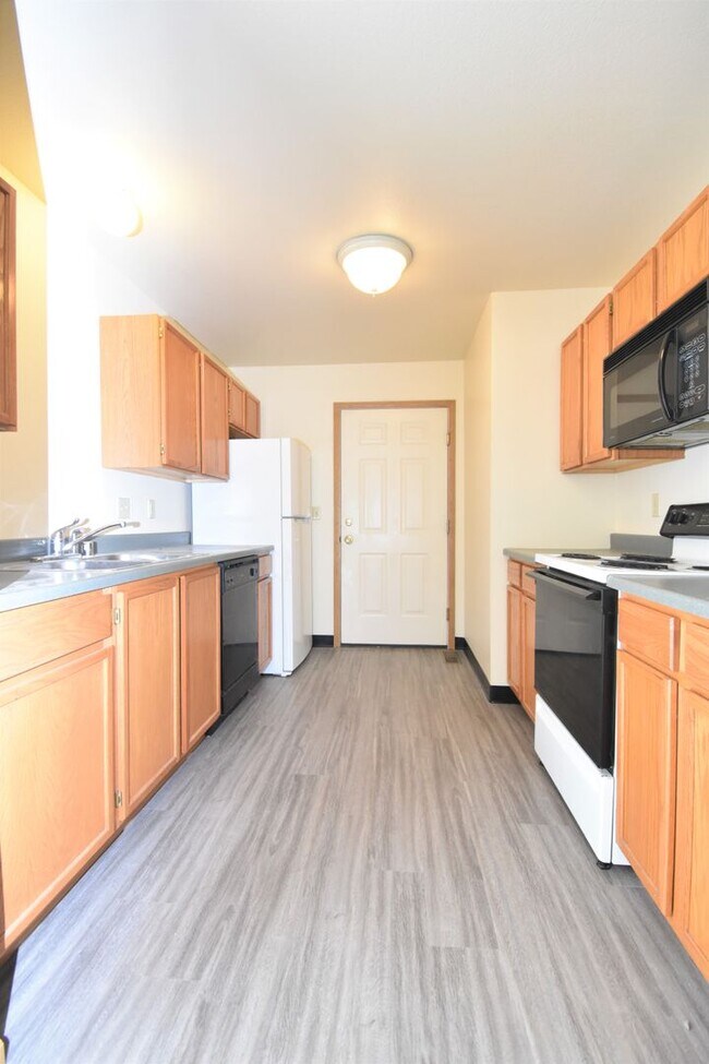 Building Photo - Townhouse style 2bed 1.5bath with attached...