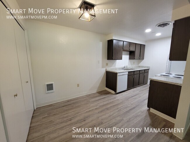 Building Photo - 2565 Targee-