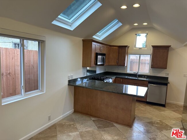 Building Photo - 2454 Penmar Ave