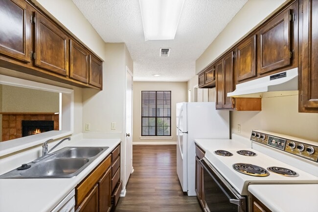 Building Photo - 2255 Thousand Oaks Dr