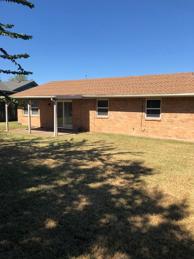 Building Photo - 5510 NW Cottonwood Dr