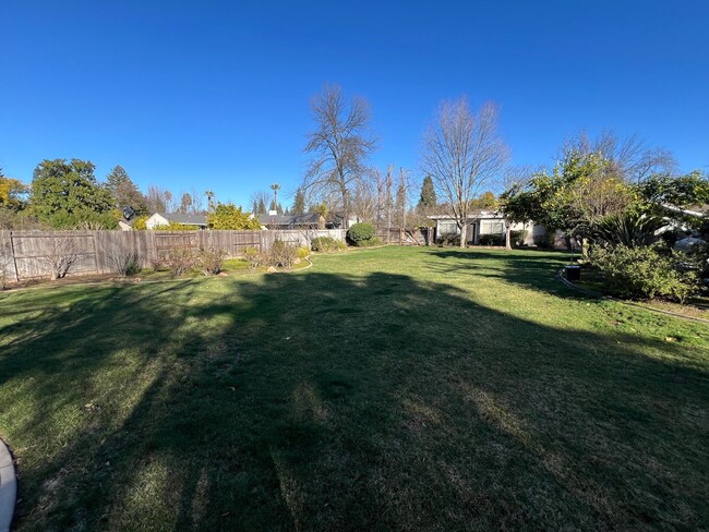 Building Photo - Gorgeous Arden Oaks home on huge .67 acre ...