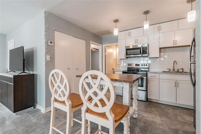 Building Photo - 3611 Anderson Ave