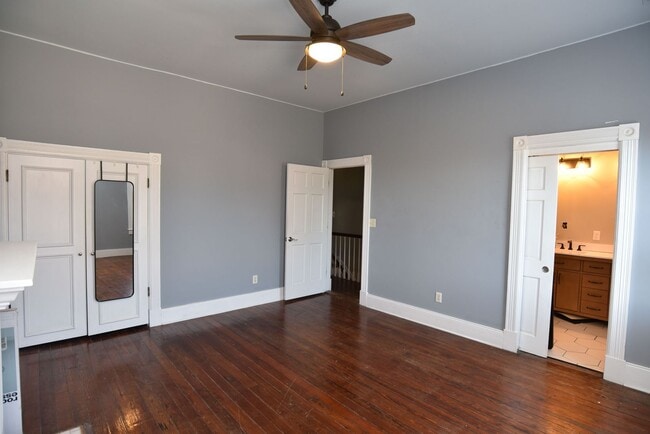 Building Photo - Historic Townhome !!